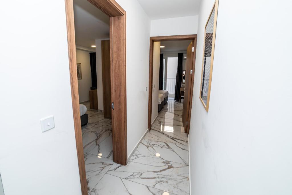 Modern 2-Bedroom Apartment with Terrace의 2베드룸 디럭스 아파트 - 발코니