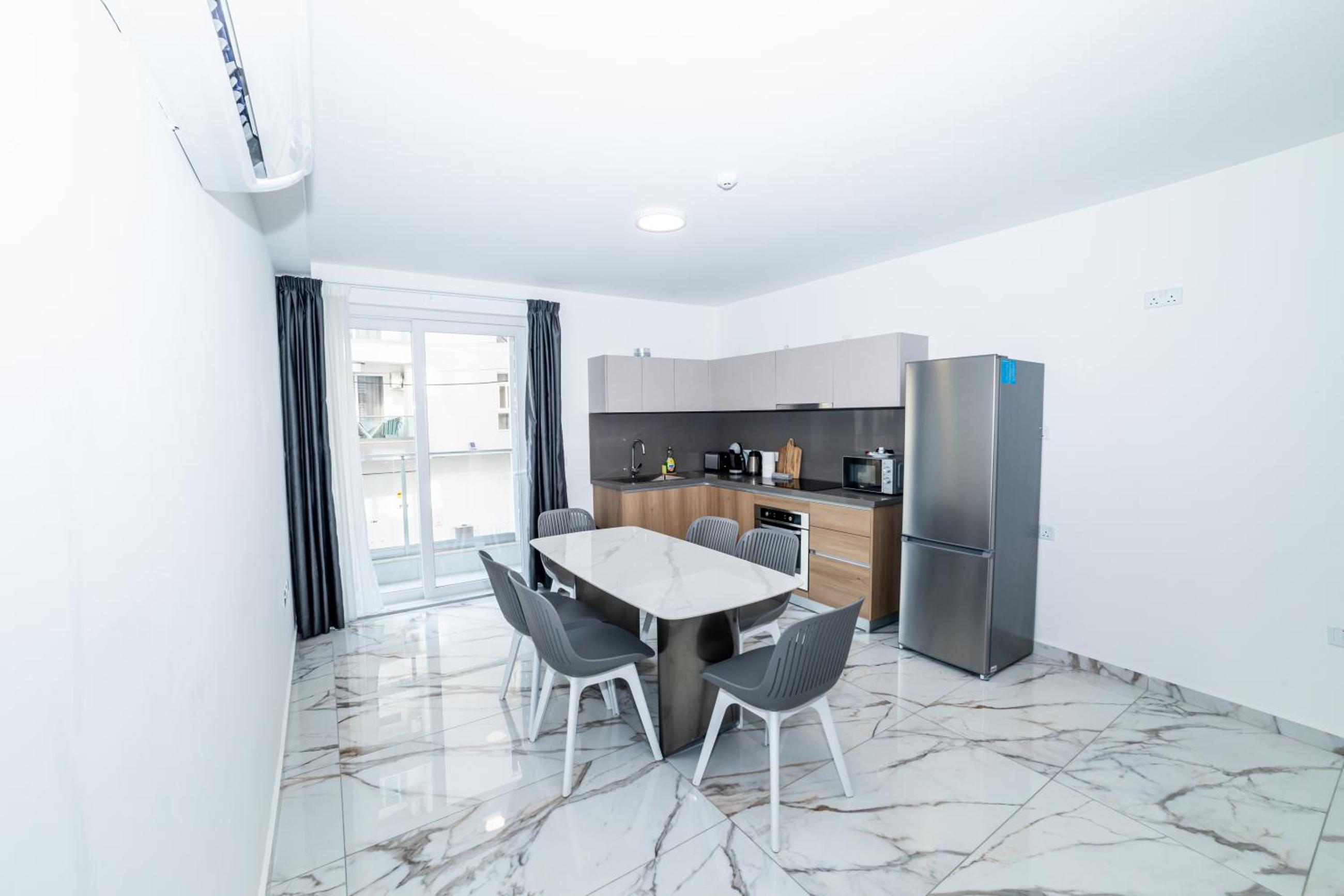 Modern 2-Bedroom Apartment with Terrace, 세인트폴스베이, 몰타